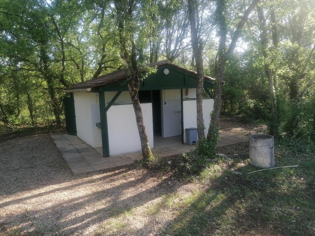 Emplacement Tente Camping Car Saint-Aubin-de-Nabirat Ngoại thất bức ảnh