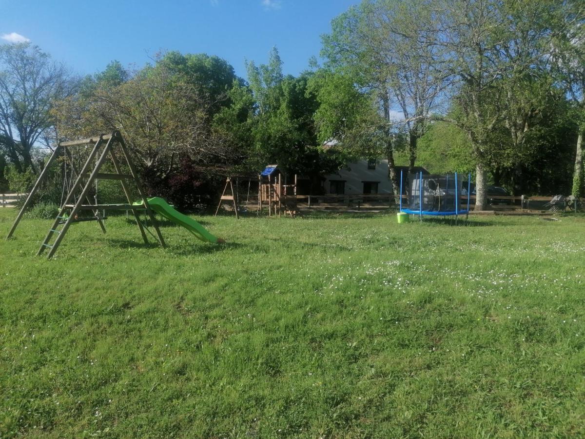 Emplacement Tente Camping Car Saint-Aubin-de-Nabirat Ngoại thất bức ảnh